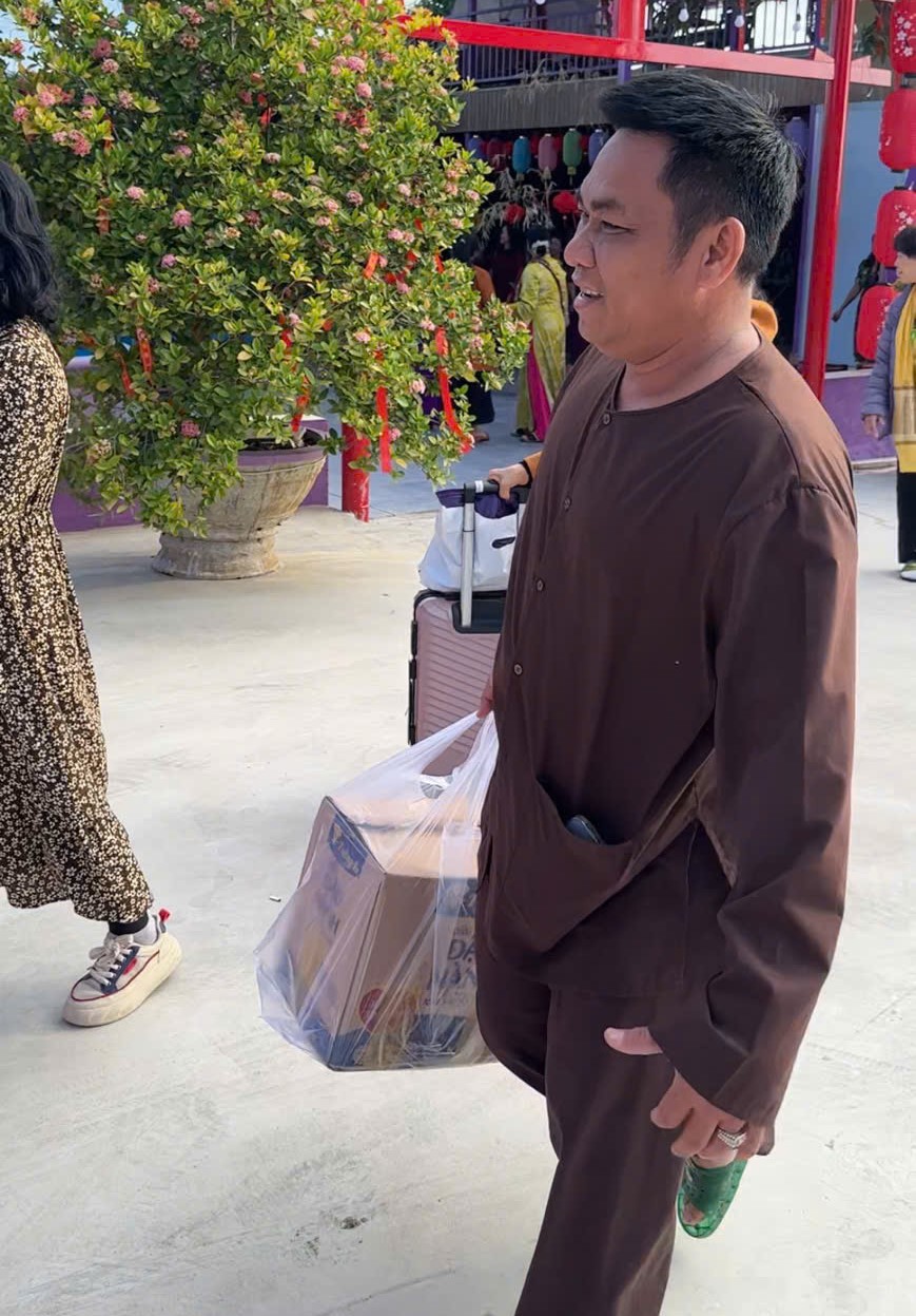 TGĐ vui vẻ ân cần giúp các đại lý